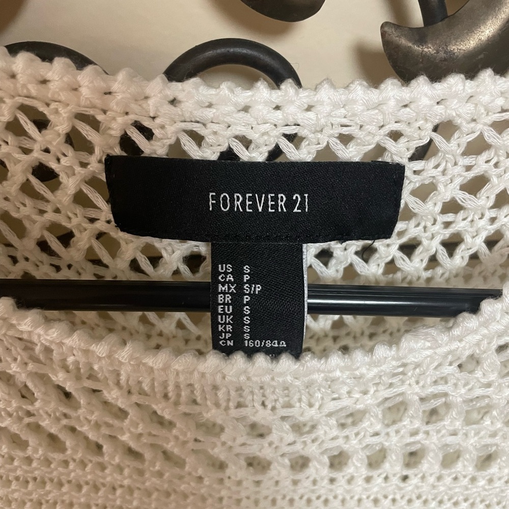 Forever 21 white knit short sleeve top, size small - Picture 3 of 3